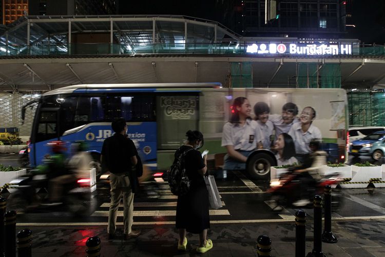 Halte Transjakarta Bundaran Hotel Indonesia, Jakarta, Selasa (11/10/2022). Meski sudah beroperasi namun pembangunan halte ini ditargetkan akan selesai pada bulan November 2022 mendatang.