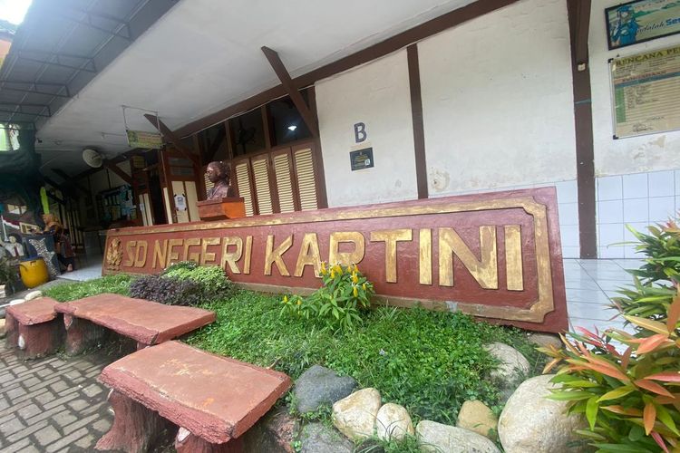 Papan nama bertuliskan di 'SD Negeri Kartini' terpampang di SDN Sarirejo Semarang, Selasa (23/4/2024).