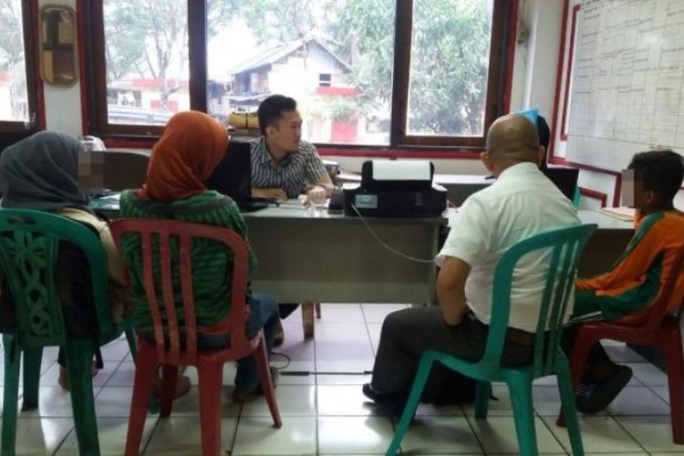 Korban pencabulan oleh nenek 80 tahun (paling kanan) saat menjalani pemeriksaan di ruang PPA Polresta Palembang, Selasa (18/72017). 