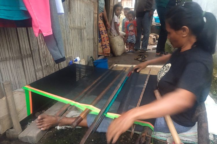 Petronela Evi (46), seorang penenun kain tenun Puncatiti di Kampung Wangkar, Desa Ranamese, Kecamatan Congkar, Kabupaten Manggarai Timur, Nusa Tenggara Timur, Sabtu, (11/3/2023) sedang menenun kain tenun Puncatiti. 