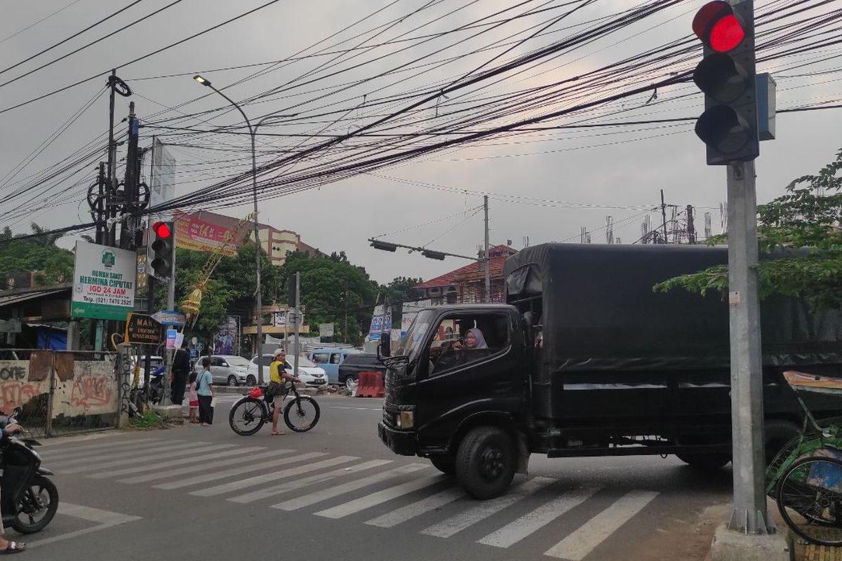 Penampakan lampu merah yang terpasang di Simpang Kampung Utan, Tangerang Selatan, Minggu (25/6/2023). 