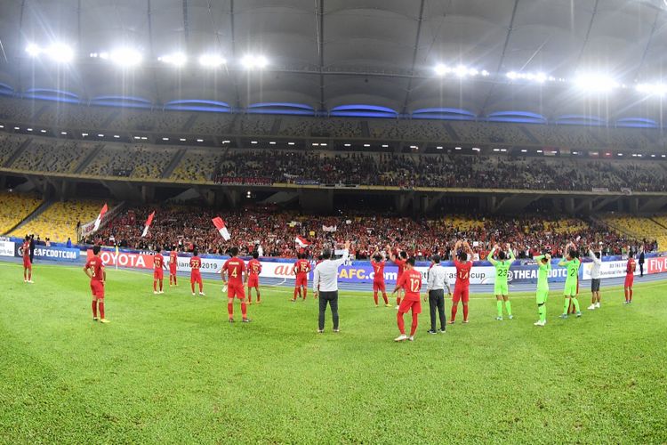 Para pemain Timnas U-16 Indonesia membalas dukungan penonton seusai pertandingan melawan Vietnam pada laga Grup C Piala Asia U-16 2018 di Stadion Bukit Jalil, 24 September 2018. 