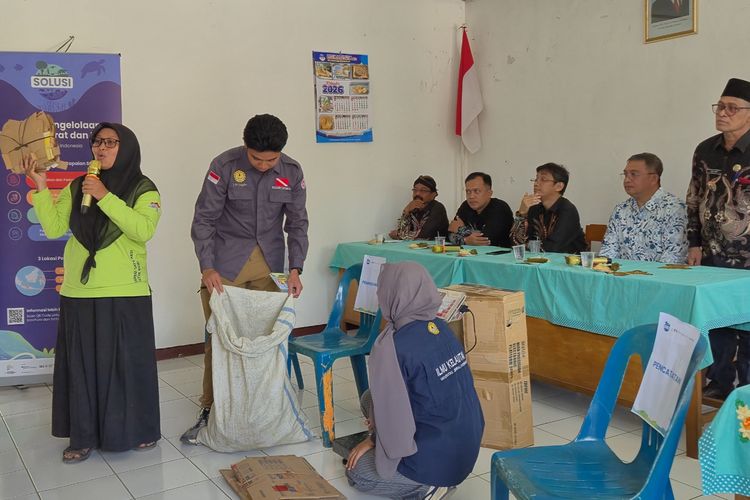 Warga di DAS Serayu Banyumas Kini Bisa Tukar Sampah Plastik dengan Sembako