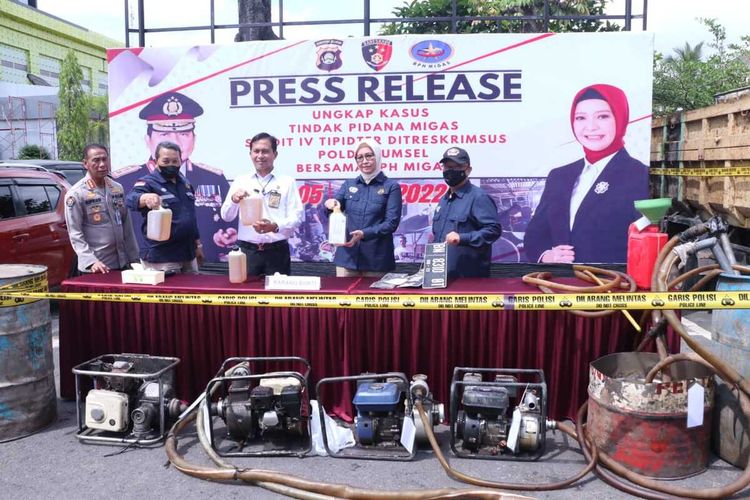 Polda Sumatera Selatan melakukan gelar perkara terkait ungkap kasus gudang penimbunan solar ilegal di Kabupaten Muara Enim, Rabu (5/10/2022).