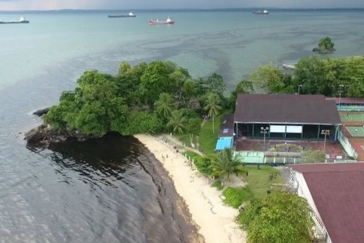 Air laut di tepi pantai Benua Patra Kota Balikpapan, Kalimantan Timur, yang tercemar tumpahan minyak solar, Minggu (1/4/2018) pukul 17.00 Wita.
