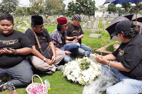 Para Pemain Akhir Kisah Cinta Si Doel Datangi Makam Benyamin Sueb