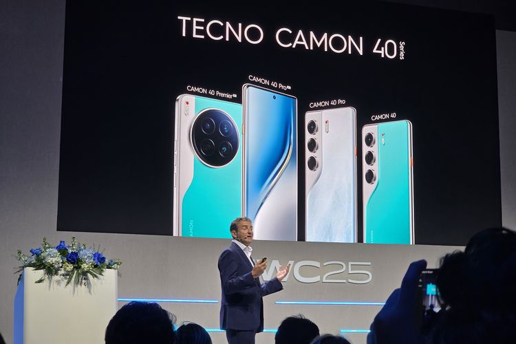 Oliver Mas, Global Product Launch Officer Tecno di panggung peluncuran Camon 40 series di Hall 8 Fira Gran Via, Barcelona.