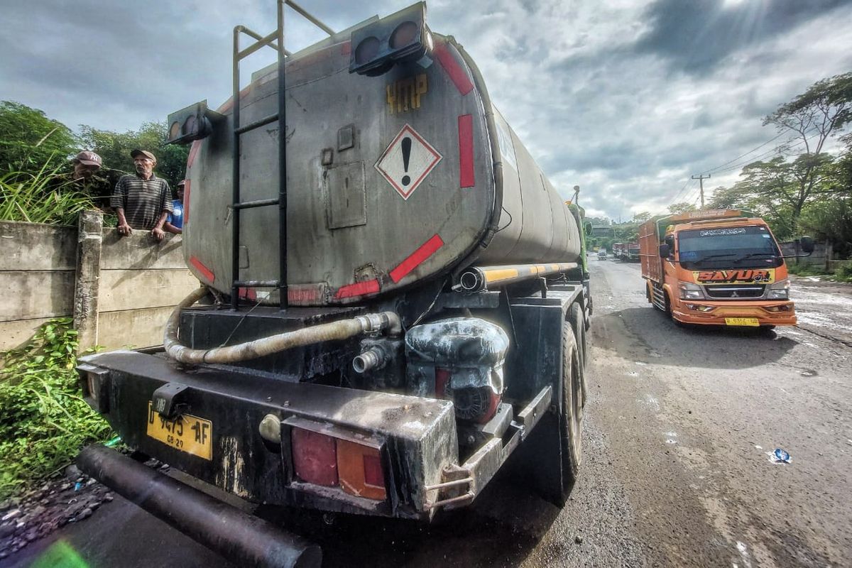 Cairan Kimia Banjiri Jalan di Bandung Barat, Lebih dari 150 Kendaraan Rusak