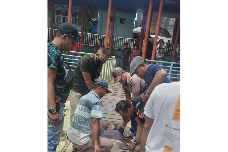 Sugiarto (63) seorang pria paruh baya yang nekat melompat dari Jembatan Ampera Palembang, Kamis (26/1/2023). Aksi bunuh diri yang dilakukan oleh Sugiarto itu gagal setelah ia diselamatkan petugas patroli Satpolairud Polrestabes Palembang.