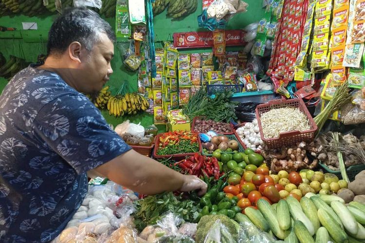 Sejak diumumkannya kenaikan Gas Elpiji nonsubsidi, tak sedikit para pedagang serta pengusaha kecil di sejumlah pasar Kabupaten Bandung mengeluh, ditambah lagi harga komoditi seperti bawang, cabai yang belum stabil sejak Idul Adha menambah beban mereka.