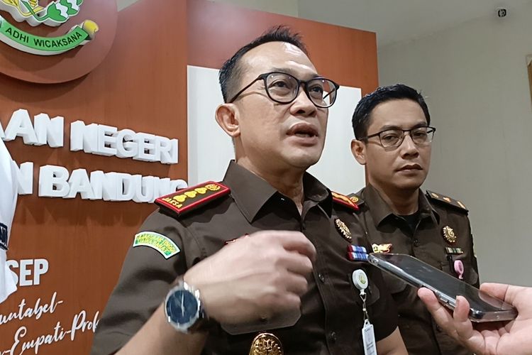 Kepala Kejari Kabupaten Bandung Donny Haryono Setyawan saat diwawancarai di ruangannya, Jumat (1/8/2025)