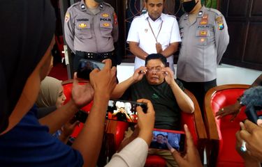 Wali Kota Blitar Santoso memberikan keterangan kepada wartawan di teras rumah dinasnya terkait peristiwa perampokan yang menimpa dirinya, Selasa (13/12/2022)