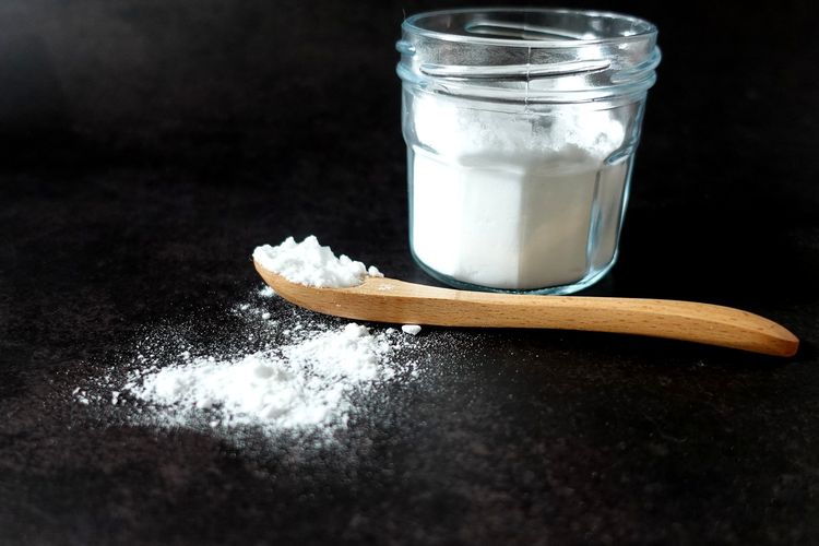 Baking soda bisa digunakan menetralkan aroma cat tembok.