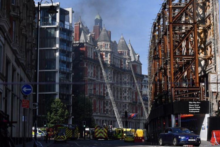 Petugas pemadam kebakaran memadamkan api di hotel Mandarin Oriental, London, Rabu (6/6/2018). (AFP/Ben Stansall)