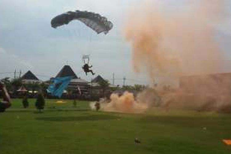 Foto : Nampak penerjun sementara turun ke Lapangan  Pusat Pemerintahan (Puspem) Kabupaten Madiun, Rabu (30/11/2016) sebelum Apel Nusantara dimulai.