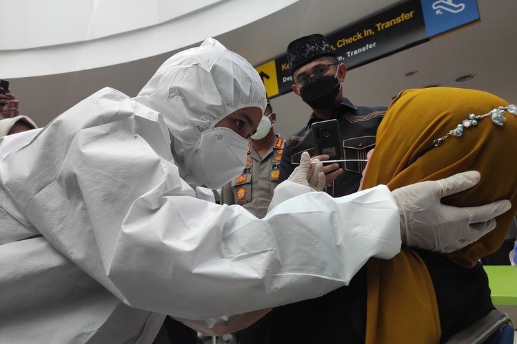 Tes antigen acak kepada penumpang yang datang di Bandara SAMS Sepinggan Balikpapan