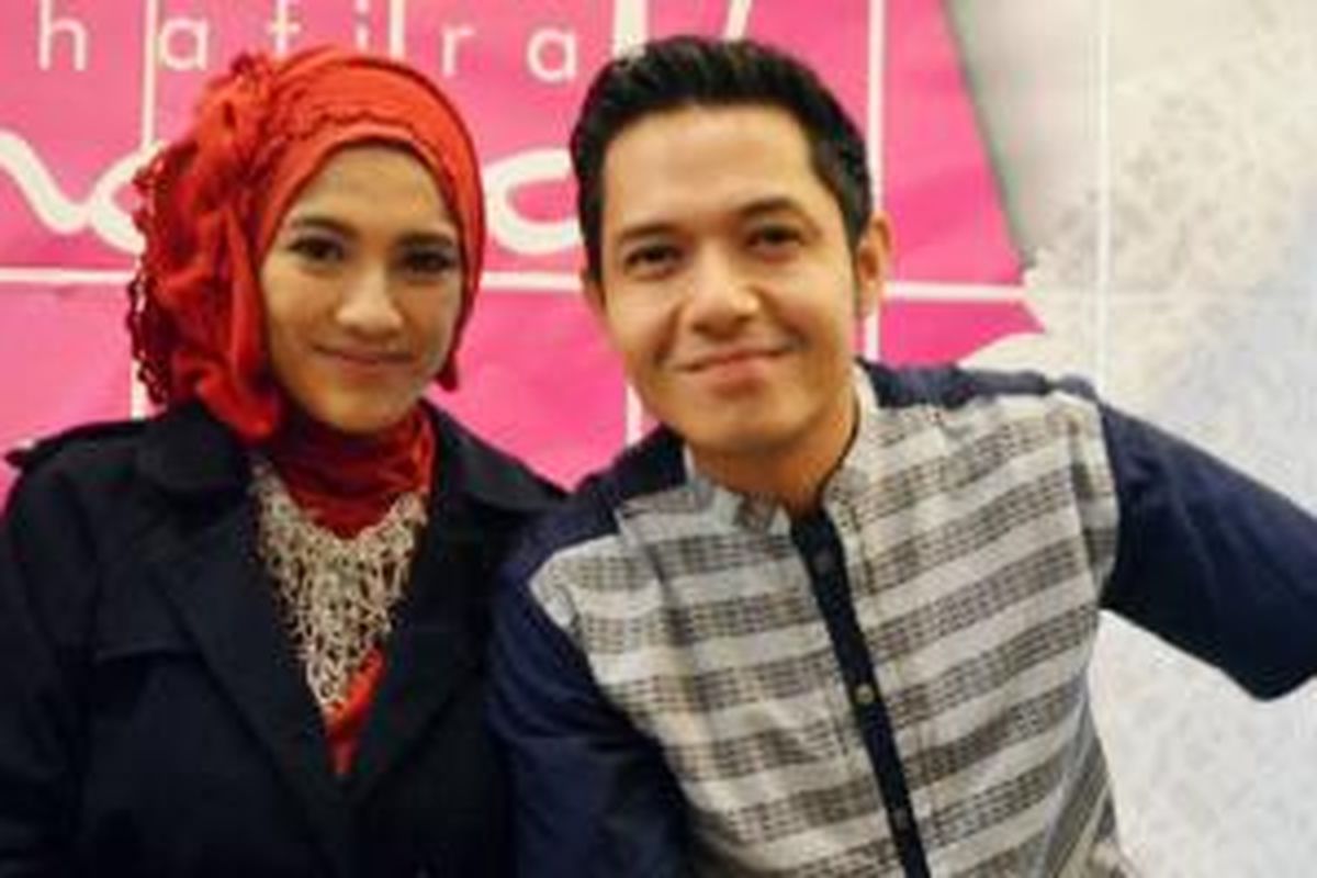 Alyssa Soebandono dan Dude Harlino, tampil berdua saat pembukaan gerai butik busana muslimah di Grand Metropolitan Bekasi, Jawa Barat, Sabtu (11/10). Keduanya kerap tampil berdua untuk menjaga hubungan selalu dekat dengan menjaga perasaan pasangan. 