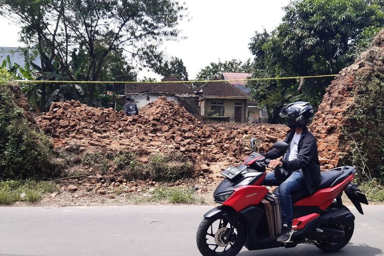 Pengendara sepeda motor melintas di tembok Benteng Karaton Kartasura yang dijebol di Kampung Krapyak Kulon RT 002/RW 010, Kelurahan Kartasura, Kecamatan Kartasura, Sukoharjo, Jawa Tengah, Sabtu (23/4/2022).