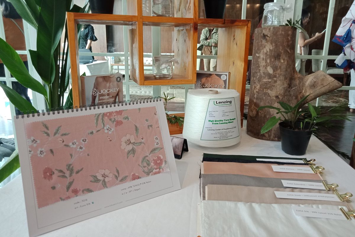 Beberapa contoh bahan dan katalog dari produsen serat ramah lingkungan Lenzing yang dipamerkan pada acara Lenzing Talks di kawasan Kebayoran Baru, Jakarta Selatan, Kamis (5/9/2019).