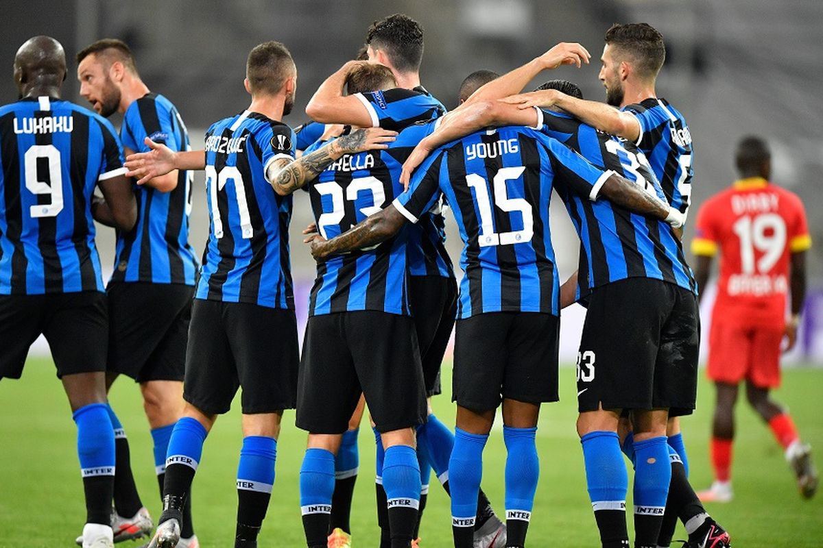 Gelandang Inter Milan Nicolo Barella (tengah) merayakan gol bersama rekan-rekan setimnya dalam pertandingan perempat final Liga Europa Inter vs Leverkusen di Duesseldorf Arena pada 10 Agustus 2020.