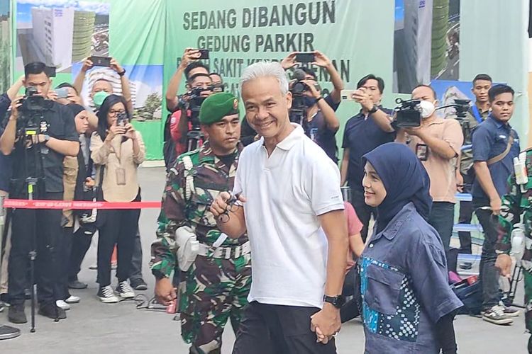 Bakal calon presiden (bacapres) PDI-P Ganjar Pranowo di RSPAD Gatot Soebroto, Jakarta didampingi istrinya, Siti Atikoh sebelum menjalani tes kesehatan, Minggu (22/10/2023).