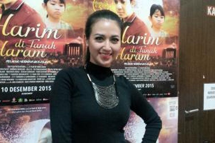 Artis peran Sylvia Fully diabadikan setelah menghadiri jumpa pers film Harim di Tanah Haram, di kawasan Cinere, Depok, Jawa Barat, Rabu (11/11/2015.
