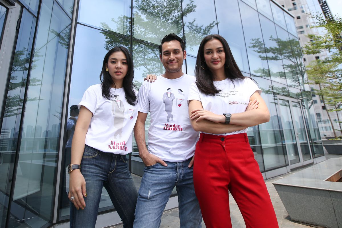 Aktris Oxcerila Paryana (kiri), aktor Arifin Putra (tengah) dan akrtis Atiqah Hasiholan saat promo film Mantan Manten di Kantor Redaksi Kompas.com di Menara Kompas, Jakarta, Rabu (3/4/2019). Mantan Manten dijadwalkan tayang di seluruh bioskop Indonesia pada 4 April 2019 mendatang.