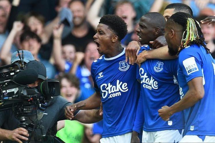 Gelandang Everton, Abdoulaye Doucoure (2 dari kiri), melakukan selebrasi bersama rekan-rekannya setelah mencetak gol ke gawang Bournemouth dalam laga pamungkas Premier League 2022-23 di Goodison Park, Liverpool, Minggu (28/5/2023).