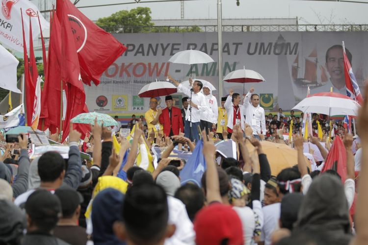 Calon presiden nomor urut 01 Joko Widodo melakukan kampanye terbuka di Makassar, Sulawesi Selatan, Minggu (31/3/2019). 