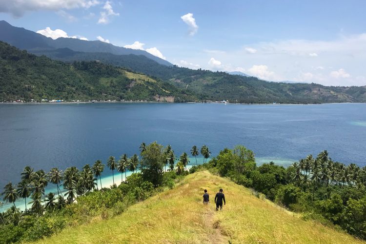 Puncak bukit di Pulau Diyonumo yang merupakan pulau tak berpenghuni di Desa Deme, Kecamatan Sumalata, Kabupaten Gorontalo Utara, Gorontalo.