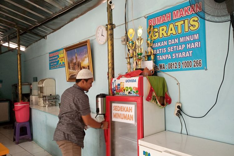 Sejumlah warga terus berdatangan ke Rumah makan gratis Ciangsana, Bogor, Jawa Barat setelah viral video perampokan di rumah makan tersebut. Jumat (13/9/2019)