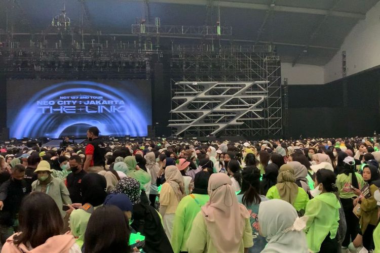 NCTzen tampak berdesakan di konser NCT 127 yang dihelat di Indonesian Convention Exhibition (ICE) BSD, Tangerang, Jumat (4/11/2022) malam.