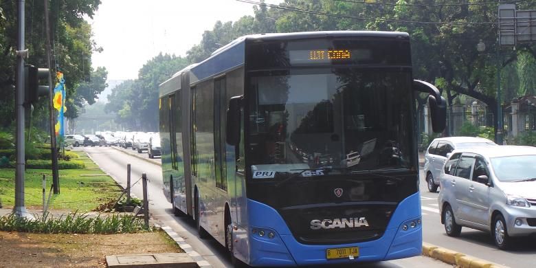 Bus Transjakarta Scania memasuki halte Monas, Jakarta. Selasa (16/6/2015).