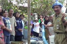 Aksi Kocak Bupati Enthus saat Serahkan Bantuan Air Bersih