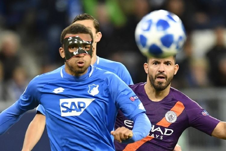 Kevin Akpoguma dan Sergio Aguero berebut bola saat Hoffenheim vs Manchester City beradu dalam lanjutan Liga Champions di Rhein-Neckar Arena, 2 Oktober 2018. 