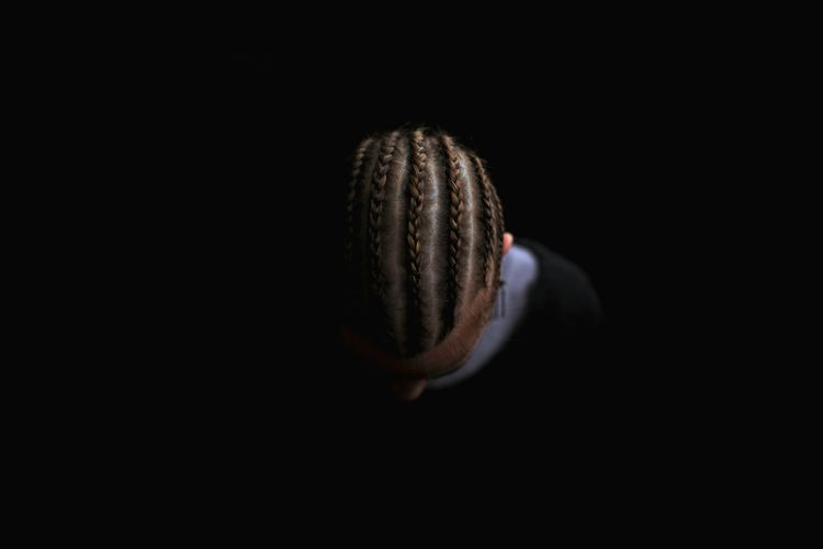 Bek Timnas U23 Indonesia, Mikael Tata, tampil dengan gaya rambut cornrows jelang laga Kualifikasi Piala Asia U23 2026. Simak makna budaya di baliknya.