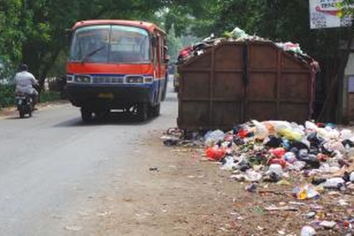 Bak sampah di Jalan Penggilingan, Cakung, Jakarta Timur yang menjadi tempat pembuangan sementara sampah dikeluhkan pengguna jalan tersebut karena memakan bahu jalan. Senin (30/6/2014).