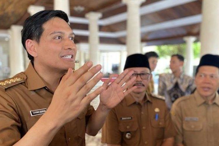 Bupati Indramayu, Lucky Hakim, saat memberikan keterangan kepada wartawan soal liburannya ke Jepang, Selasa (8/4/2025). Lucky hari ini ke Kemendagri untuk melakukan klarifikasi. 

