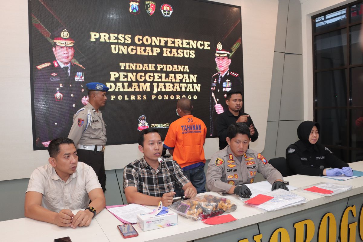 SAMPAIKAN—Kasat Reskrim Polres Ponorogo, Nikolas Bagas Yudhi Kurnia menyampaikan kronologis pengungkapan kasus penggelapan uang salah satu perusahaan elektronik dengan tersangka Mukidi salah satu seles elektroniknya, Kamis (23/2/2023).