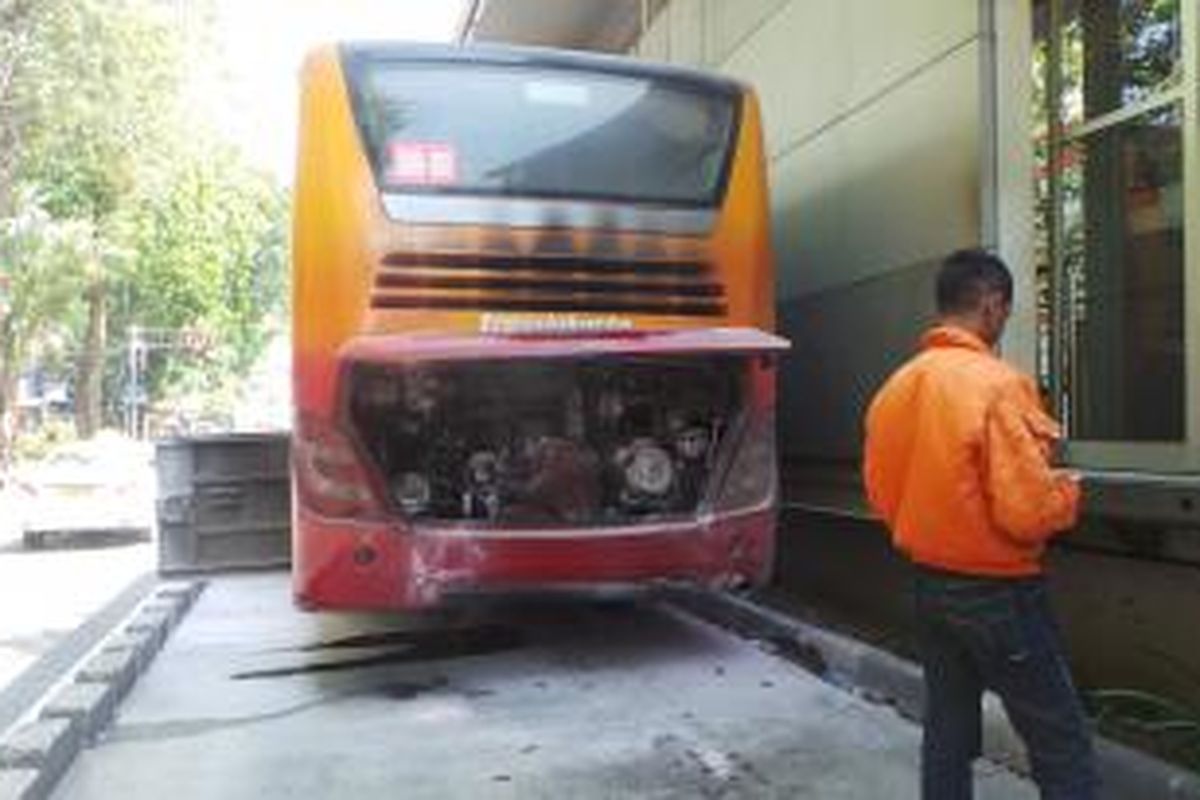 Bus Transjakarta yang terbakar di Halte Stasiun Jatinegara 2, Jatinegara, Jakarta Timur. Sabtu (18/7/2015).