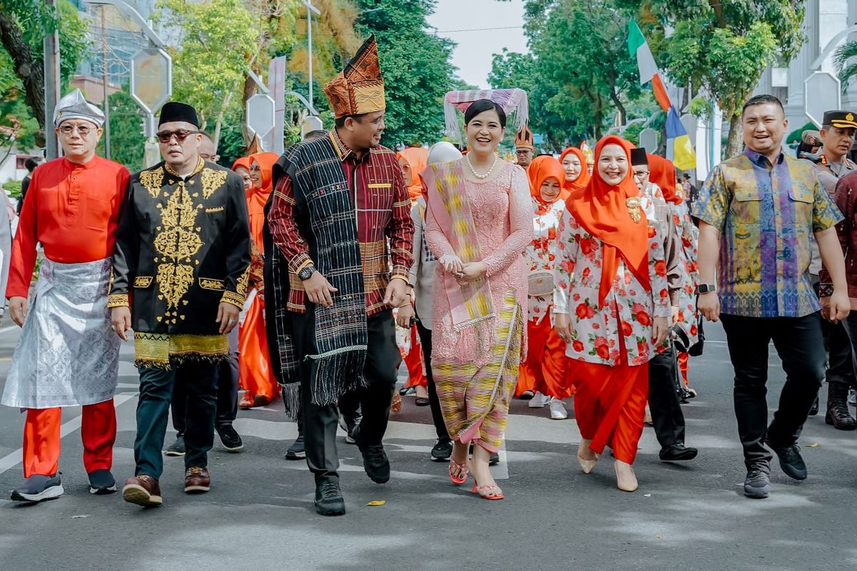Walkot Medan Bobby Nasution dan Ketua TP PKK Kota Medan Kahiyang Ayu mengikuti pawai Medan Colorful Carnival, Sabtu (8/7/2023).