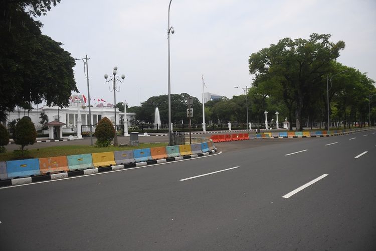 Suasana di depan Istana Merdeka yang lengang saat terjadinya sejumlah aksi unjuk rasa di beberapa wilayahdi Jakarta, Kamis (8/10/2020). ANTARA FOTO/Akbar Nugroho Gumay/aww.