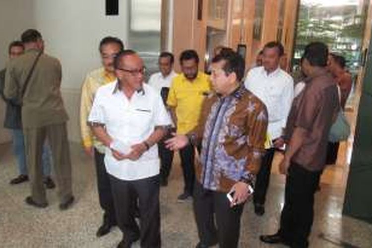 Ketua Dewan Pembina Golkar Aburizal Bakrie dan Ketua Umum DPP Golkar usai bertemu di Bakrie Tower, Jakarta Selatan, Senin (28/11/2016).