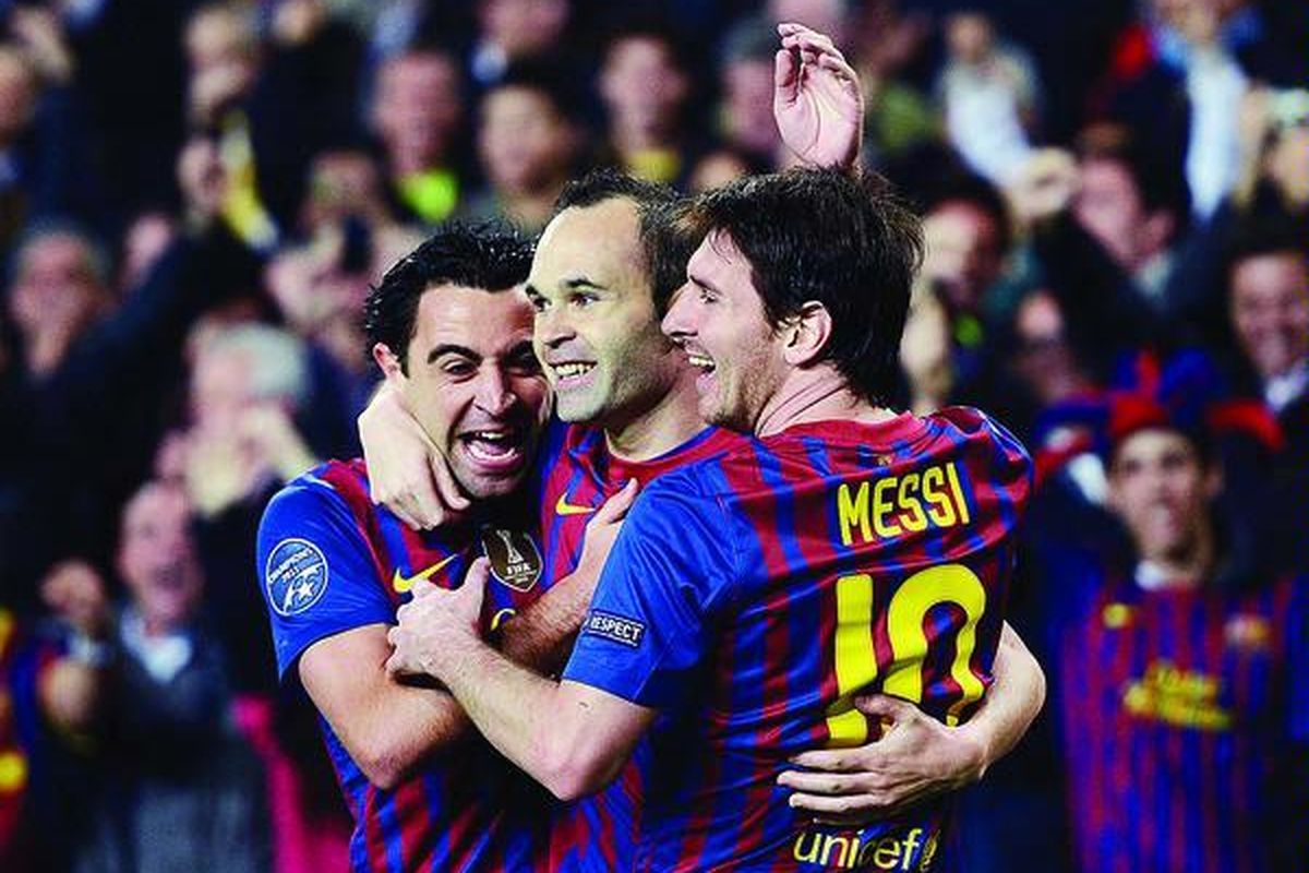 Pemain Barcelona, Andres Iniesta (tengah), bersukacita bersama Lionel Messi (kanan) dan Xavi Hernandez setelah mencetak gol pada laga kedua perempat final Liga Champions antara Barcelona dan AC Milan di Stadion Nou Camp, Selasa (3/4), di Barcelona, Spanyol.