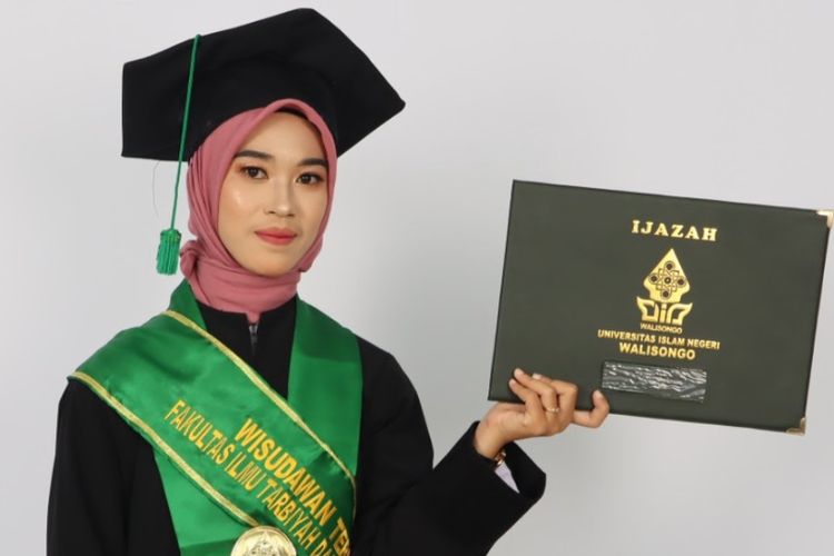 Nilal Muna Fatmawati didaulat menjadi wisudawan terbaik Universitas Islam Negeri (UIN) Walisongo, Semarang, pada Rabu (8/11/2023).