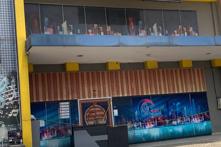 Tempat hiburan Trenz Club Karaoke & Lounge terdapat garis polisi di pintu masuk, Senin (20/3/2023). Tempat hiburan tersebut berada di Jalan Scientia Boulevard Barat Kav T03, Medang, Kecamatan Pagedangan, Kabupaten Tangerang.