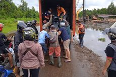 5 Kecamatan di Kapuas Hulu Banjir, Akses Jalan Desa Putus, Warga dan Sepeda Motor Dievakuasi