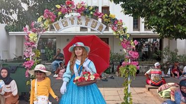 Usai Mudik, Fara Buru-buru Jadi 'Noni Belanda' di Kota Tua demi Kebutuhan Keluarga