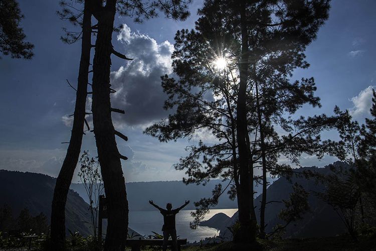 Foto dirilis Jumat (5/3/2021), memperlihatkan wisawatan menikmati pemandangan Danau Toba dari kawasan The Kaldera Toba Nomadic Escape di Pardamean Sibisa, Ajibata, Kabupaten Toba Samosir, Sumatera Utara. Pemerintah Indonesia saat ini tengah menyiapkan Danau Toba di Sumatera Utara sebagai lokasi Destinasi Pariwisata Super Prioritas (DPSP) untuk menggantikan Pulau Bali.