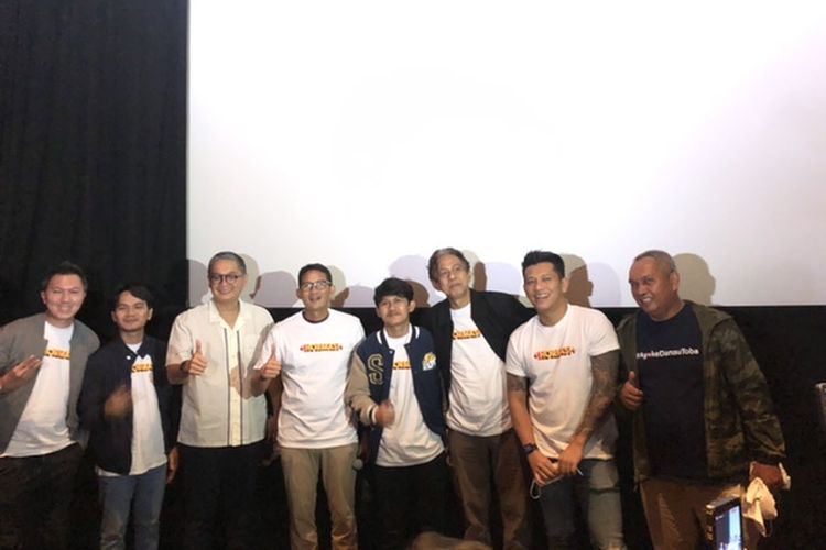Sandiaga Uno dan para cast saat nonton film Ngeri-Ngeri Sedap di XXI Blok M Square, Minggu (26/6/2023).